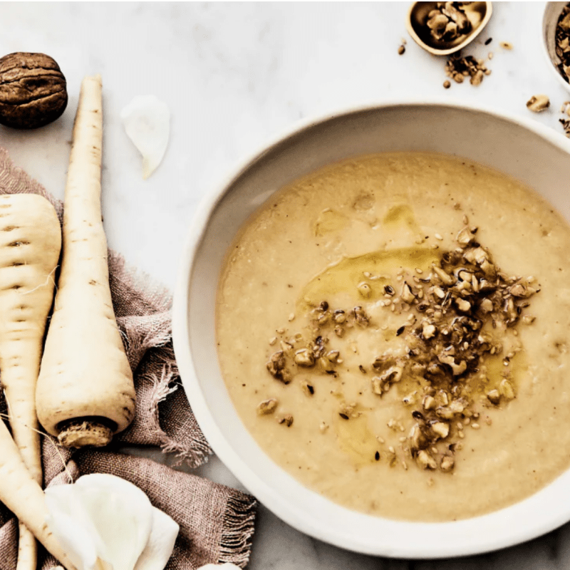 Póréhagymás paszternák krémleves házi sörmustárral, vagy diós&nbsp;dukkáhval