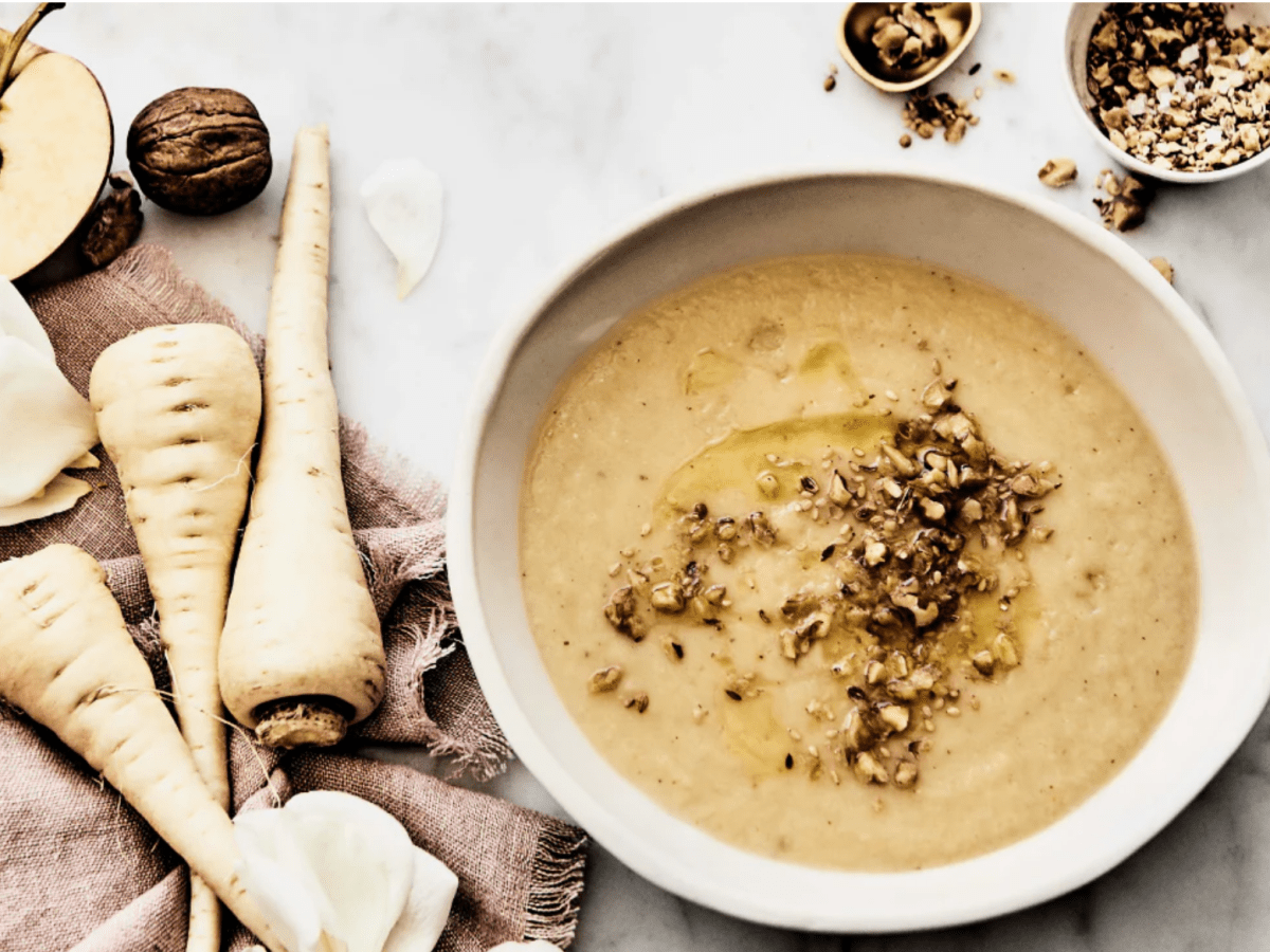 Póréhagymás paszternák krémleves házi sörmustárral, vagy diós&nbsp;dukkáhval