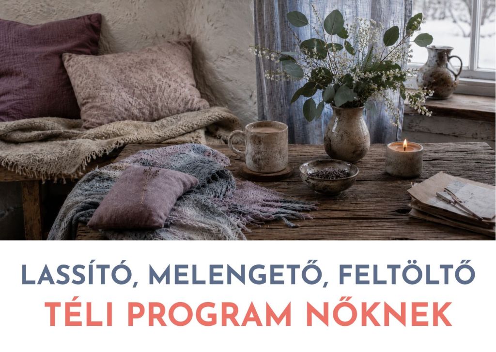 éli hangulatú pihenősarok gőzölgő meleg itallal, kék takaróval, mályva párnával, gyertyafénnyel és puha téli ablakfénnyel, a Téli Program Nőknek hangulatához.