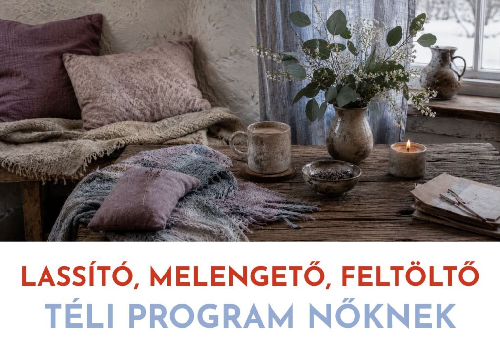 éli hangulatú pihenősarok gőzölgő meleg itallal, kék takaróval, mályva párnával, gyertyafénnyel és puha téli ablakfénnyel, a Téli Program Nőknek hangulatához.