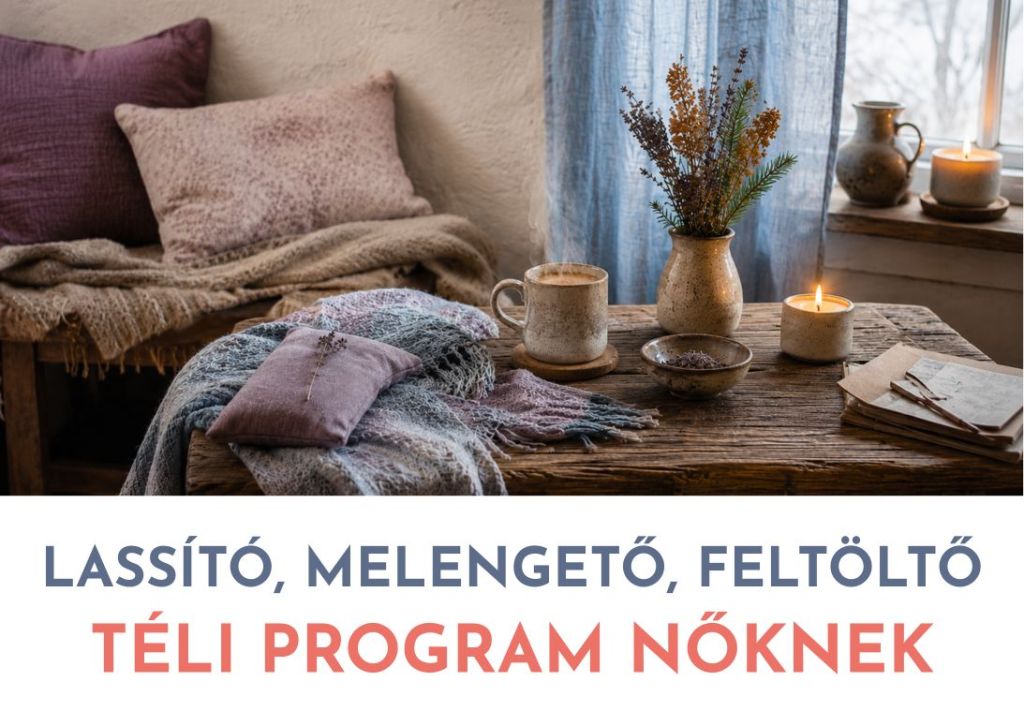 Téli hangulatú pihenősarok gőzölgő meleg itallal, kék takaróval, mályva párnával, gyertyafénnyel és puha téli ablakfénnyel, a Téli Program Nőknek hangulatához.
