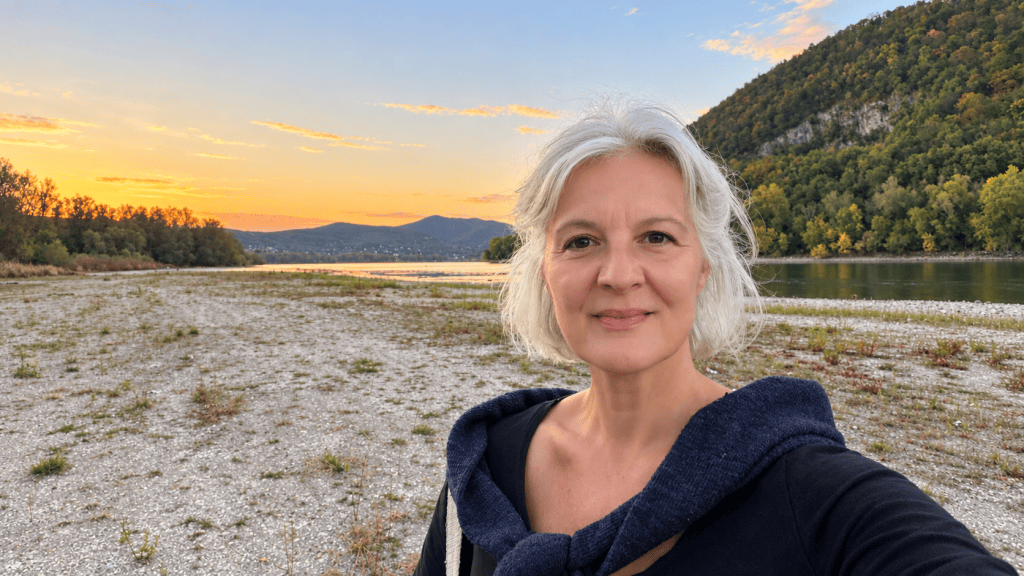 Gáborjáni Réka női egészség- és életmód-tanácsadó, integratív menopauza-szakértő szabadtéri portréja a Duna-parton.